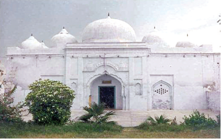 Sultanü'l-meşayıh Hace Nizameddin Evliya'nın en büyük talebelerinden.