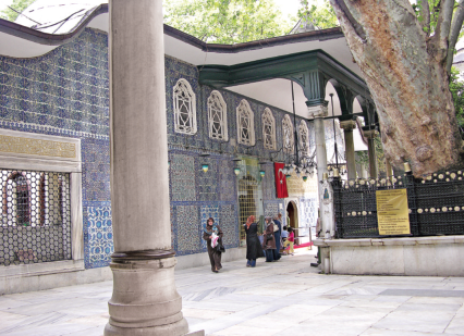 Fatih Sultan Mehmed, İkinci Bayezid ve Yavuz Sultan Selim zamanında yaşamış, tefsir, kelam ve fıkıh âlimlerinin büyüklerinden.