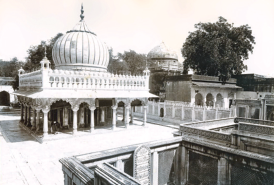 Hindistan'da yetişen evliyadan ve Çeştiyye yolunun büyüklerinden