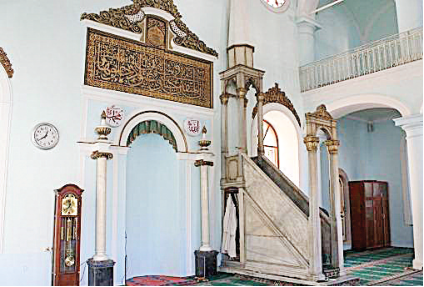 Tefsir, hadis ve fıkıh âlimi, tasavvuf ehli, velî.