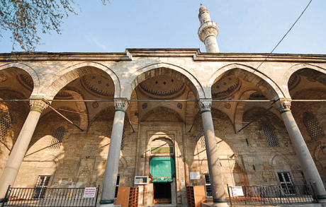 Hanefî mezhebi fıkıh âlimi. Yavuz Sultan Selim Han ve Kanunî Sultan Süleyman Han devri sadrazamlarından