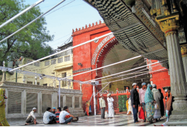 Hindistan'da yetişen evliyadan ve Çeştiyye yolunun büyüklerinden