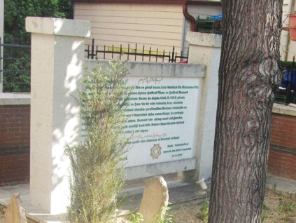 Osmanlı evliyasının büyüklerinden. İlim ve kemal sahibi bir zat olup naklî ve aklî ilimlerde âlimdi.