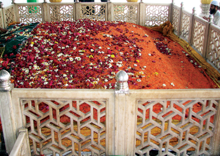 Hindistan'da yetişen evliyanın büyüklerinden.