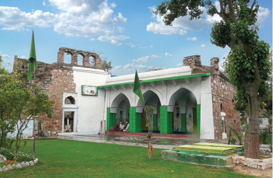 Hindistan'da yetişen evliyadan ve Çeştiyye yolunun büyüklerinden