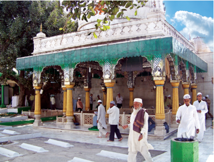 Hindistan'da yetişen evliyanın büyüklerinden.