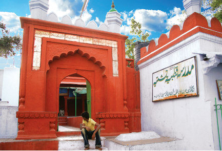 Hindistan'da yetişen evliyanın büyüklerinden.