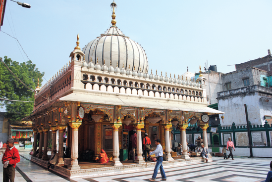 Hindistan'da yetişen evliyadan ve Çeştiyye yolunun büyüklerinden