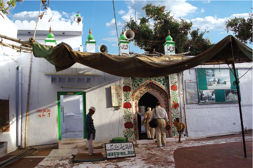 Hindistan'da yetişen evliyanın büyüklerinden.