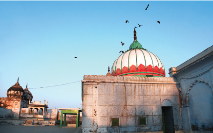 Sultanü'l-meşayıh Hace Nizameddin Evliya'nın en büyük talebelerinden.