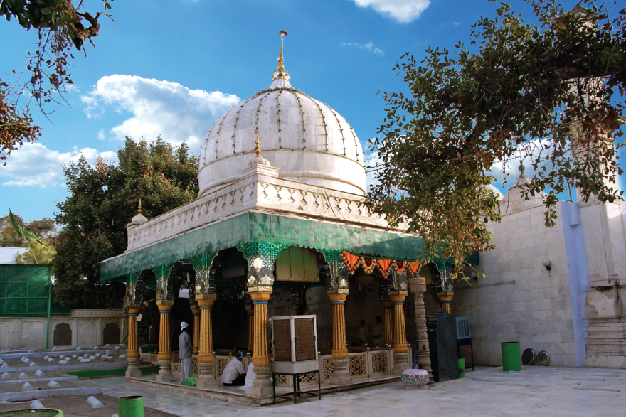 Hindistan'da yetişen evliyanın büyüklerinden.