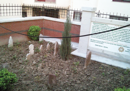 Osmanlı evliyasının büyüklerinden. İlim ve kemal sahibi bir zat olup naklî ve aklî ilimlerde âlimdi.