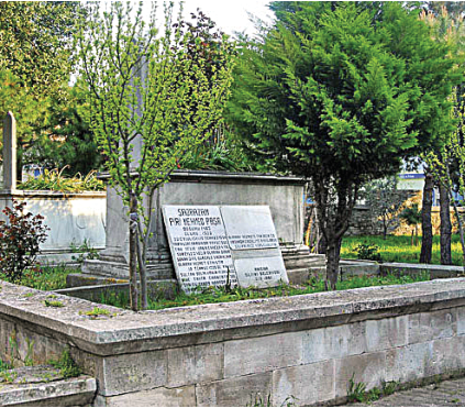 Hanefî mezhebi fıkıh âlimi. Yavuz Sultan Selim Han ve Kanunî Sultan Süleyman Han devri sadrazamlarından