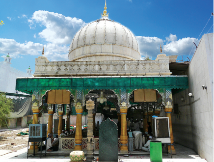 Hindistan'da yetişen evliyanın büyüklerinden.