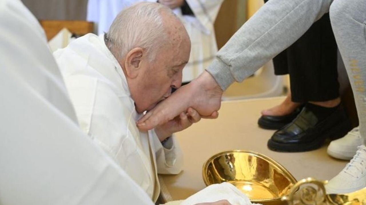 Papa Franciscus, kadın mahkumların ayağını yıkadı -Papa Franciscus, kadın mahkumların ayağını yıkadı