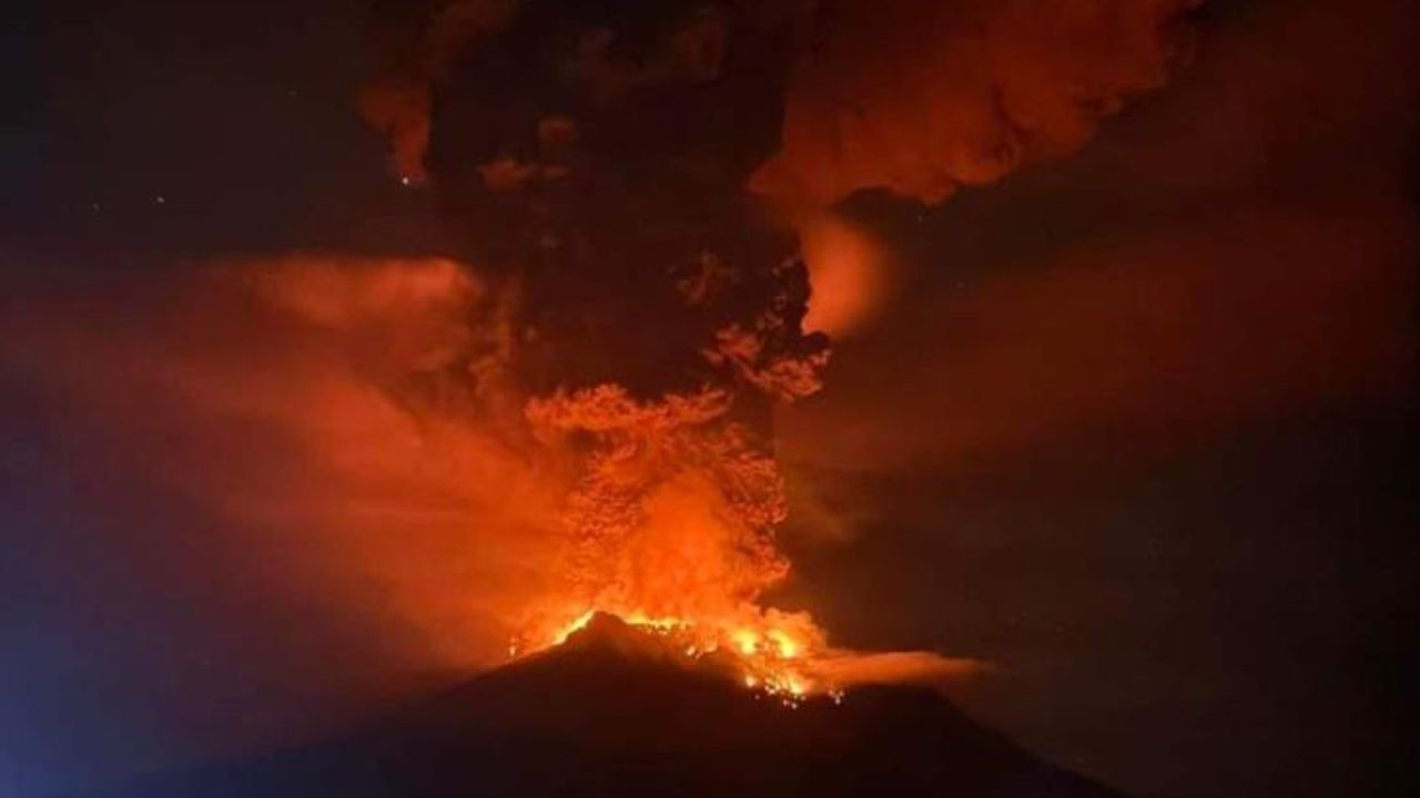  -Endonezya'da yanardağ paniği