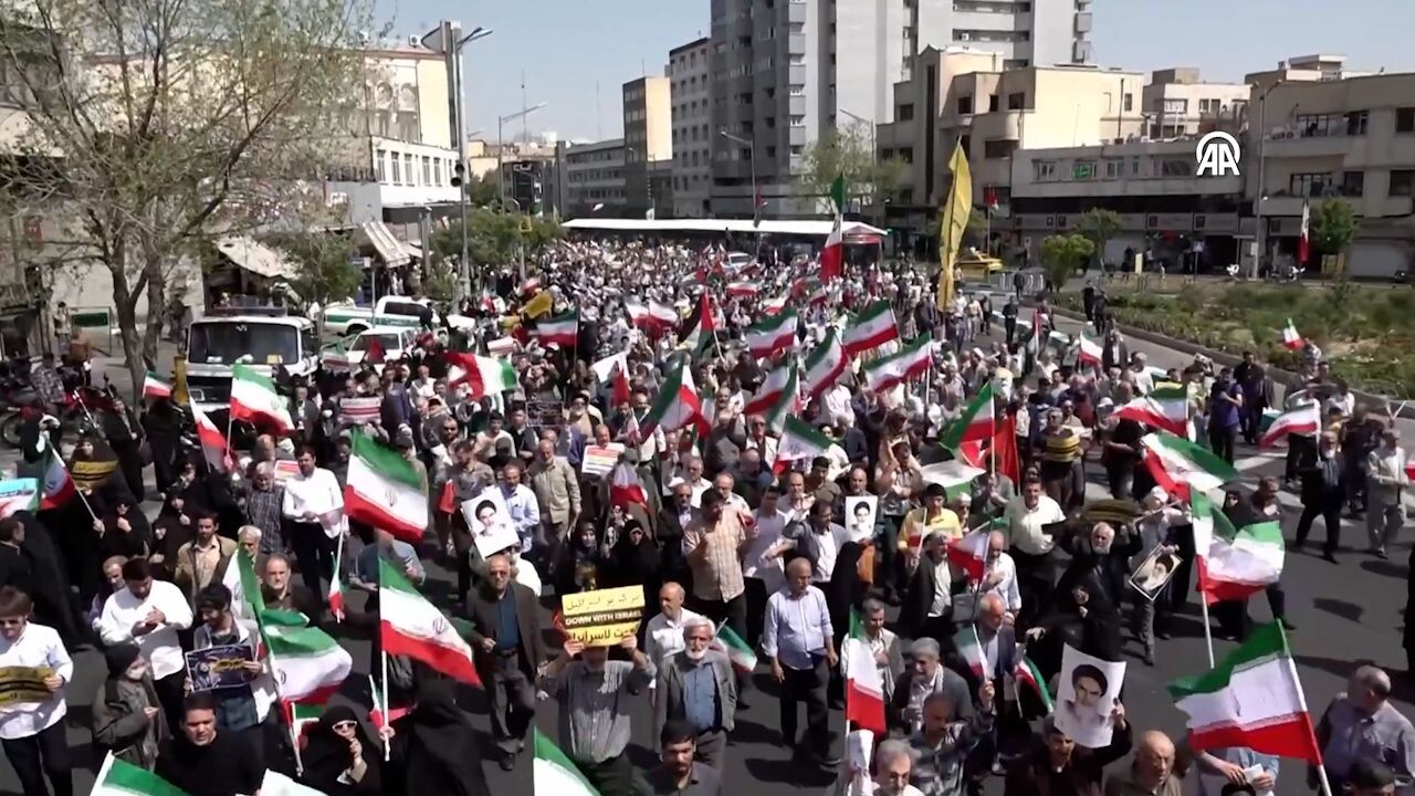  -İran'da halk sokaklara döküldü