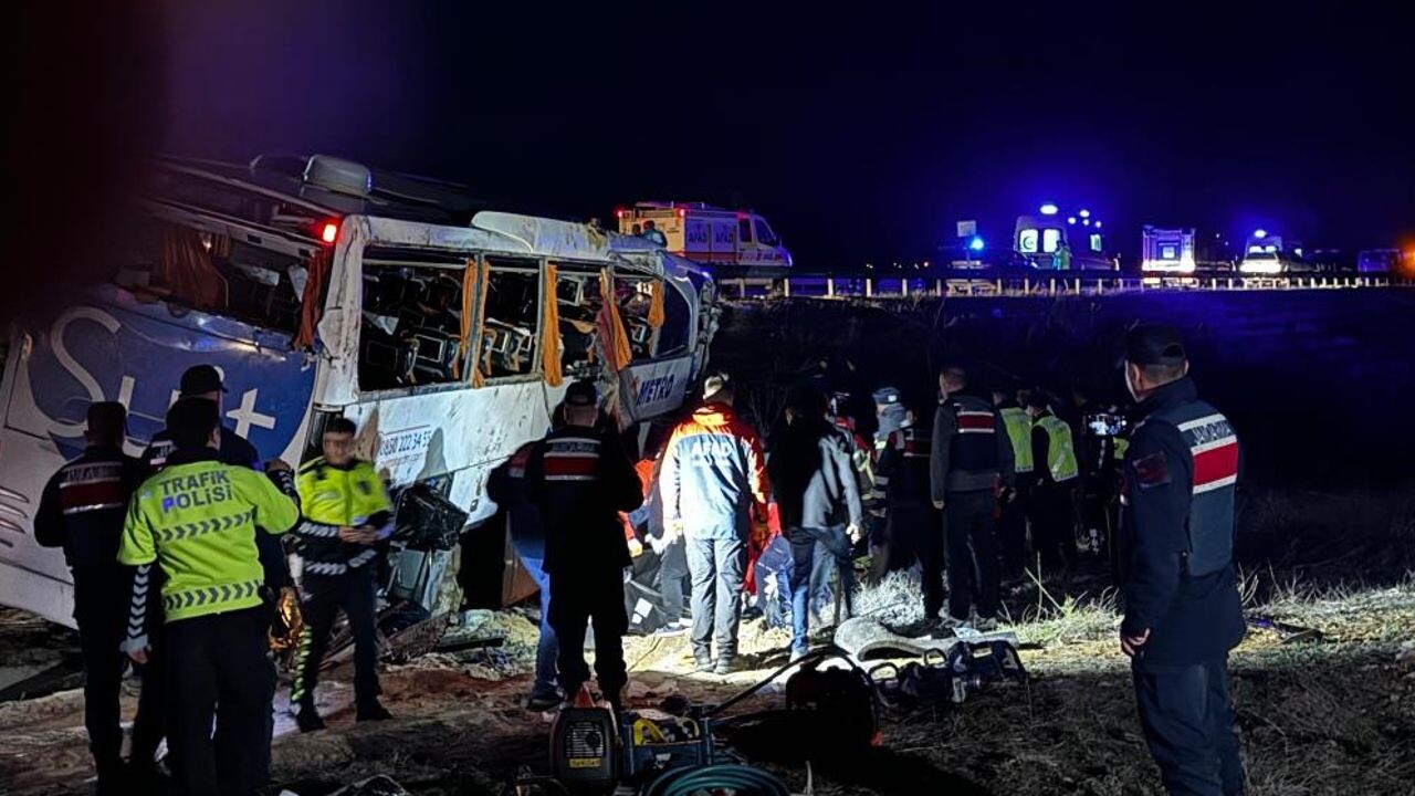  -Aksaray'da yolcu otobüsü devrildi