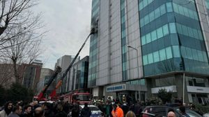 İstanbul'da 12 katlı iş merkezinde korkutan yangın - GÜNDEM