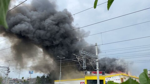  -Zincir markette dev yangın: Kentin her tarafından görülüyor