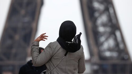 Fransa'da başörtüsü skandalı! Müslüman öğrenciye zulmeden müdür, istifa etti - Dünya