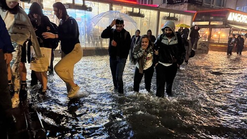 Ankara'yı yine şiddetli yağış vurdu, cadde ve sokaklar göle döndü - Gündem