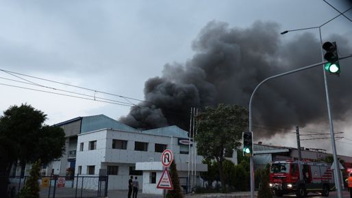 İzmir’de yangın: Bir fabrikada çıktı, diğerine de sıçradı - Gündem