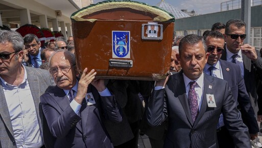 CHP Genel Başkanı Özel, partisinin TBMM Grup Müdürü Bayraktar'ın cenazesine katıldı - Gündem