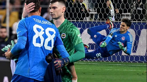 Fenerbahçe'nin 3 penaltısını çıkaran kaleci Tzolakis'ten 'muska' itirafı! Olympiakos'u yarı finale taşıdı - Spor