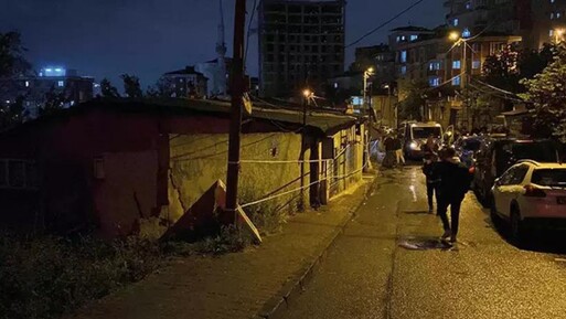 İstanbul Gaziosmanpaşa'daki toprak kaymasında 3 ev yıkıldı - Gündem