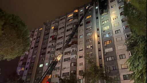 Bakırköy'de korkutan yangın: 13'üncü katta çıktı, kendilerini dışarı zor attılar - Gündem