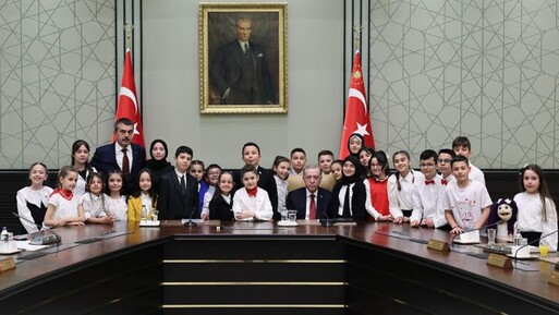 Cumhurbaşkanı Erdoğan, Külliye'de çocukları kabul etti - Politika