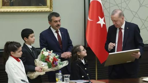 Cumhurbaşkanı Erdoğan duygulandıran hediyeyi alıp Irak ziyaretinden anekdot paylaştı - Politika