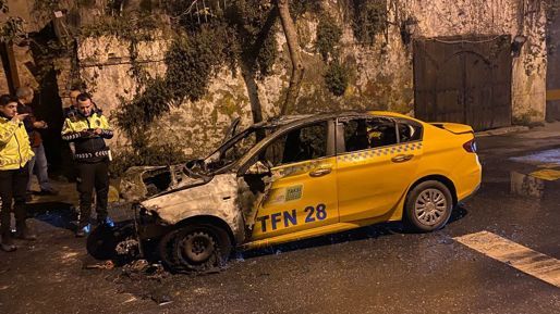 Seyir halindeki ticari taksi alev alev yandı - Yaşam
