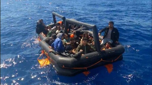 İzmir açıklarında Yunanistan'ın ölüme ittiği 60 göçmen kurtarıldı - Gündem