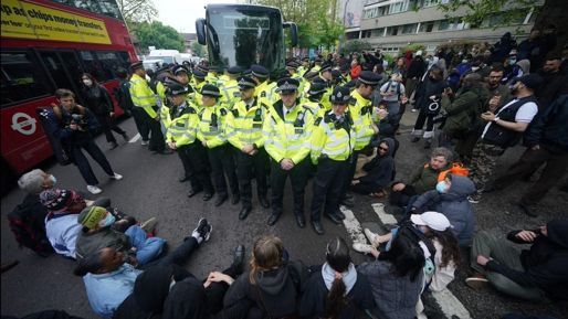 İngiliz hükümeti sığınmacıları götürmek istedi, protestocular otobüse geçit vermedi! - Dünya