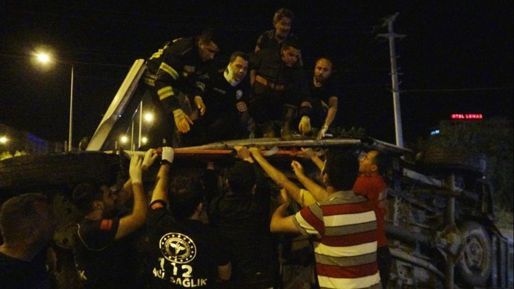 Mersin'de çevik kuvvet polislerini taşıyan minibüs devrildi, 1 polis yaralandı - Gündem