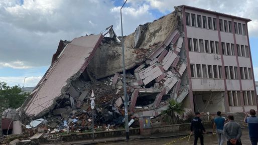 6 Şubat depremlerinde ağır hasar almıştı: Birkaç darbeyle yerle bir oldu - Gündem