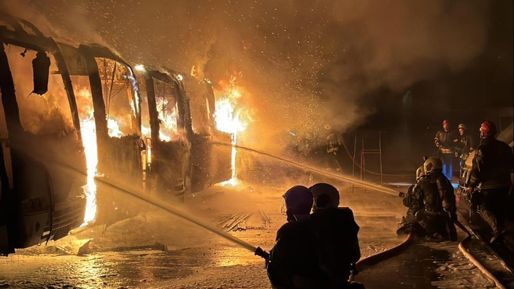 Açık otoparkta yangın çıktı, 14 toplu taşıma aracı kül oldu! - Gündem