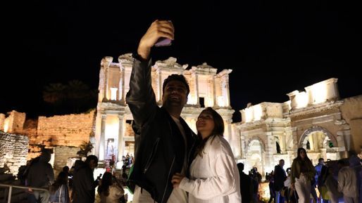 Bakanlıktan turistleri sevindirecek uygulama! Gece müzeciliğinin ilk akşamında Efes - Kültür - Sanat
