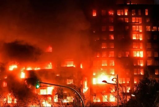 İspanya'da dehşete düşüren felaket! 14 katlı apartman alev topuna döndü, balkonlardan atlıyorlar - Dünya