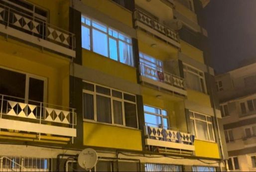 Bursa'da korkunç olay! Koltukta oynayan küçük kız camın patlaması sonucu 3. kattan düştü - Gündem