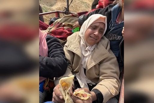4 aydır ilk defa ekmek yiyor! Gazze'den göç eden Filistinli kadın gözyaşlarına boğuldu - Dünya