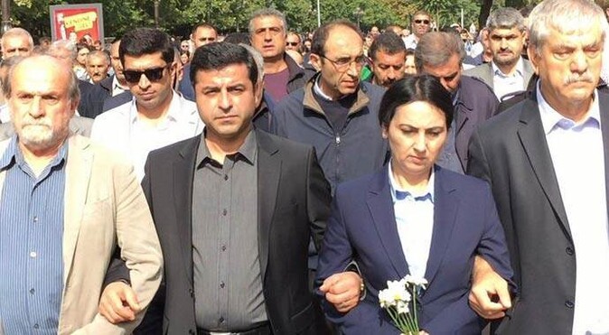 HDP ve CHP saldırıyı kınamak için Sıhhiye&#039;de toplandı