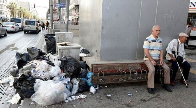 İzmir sokakları çöplüğe döndü