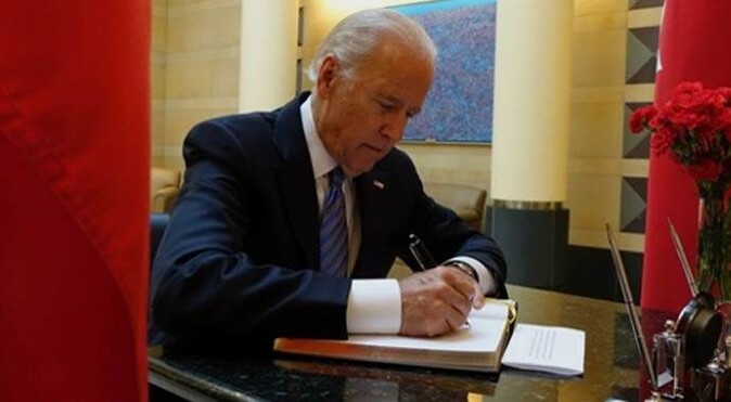 Joe Biden Türk Büyükelçiliğinde taziye defterini imzaladı
