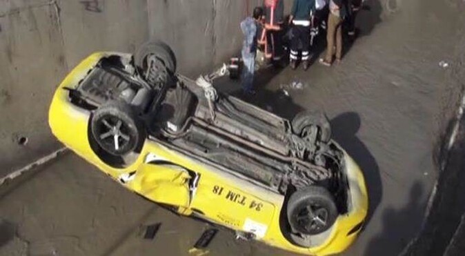 İstanbul&#039;da taksi dereye uçtu: 3 yaralı