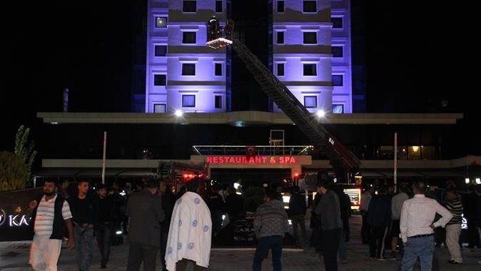 Otel&#039;de yangın çıktı, müşterileri itfaiye kurtardı!