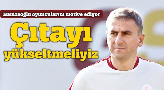 Galatasaray Teknik Direktörü Hamzaoğlu oyuncularını motive ediyor