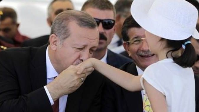 Erdoğan küçük kızın elini öptü
